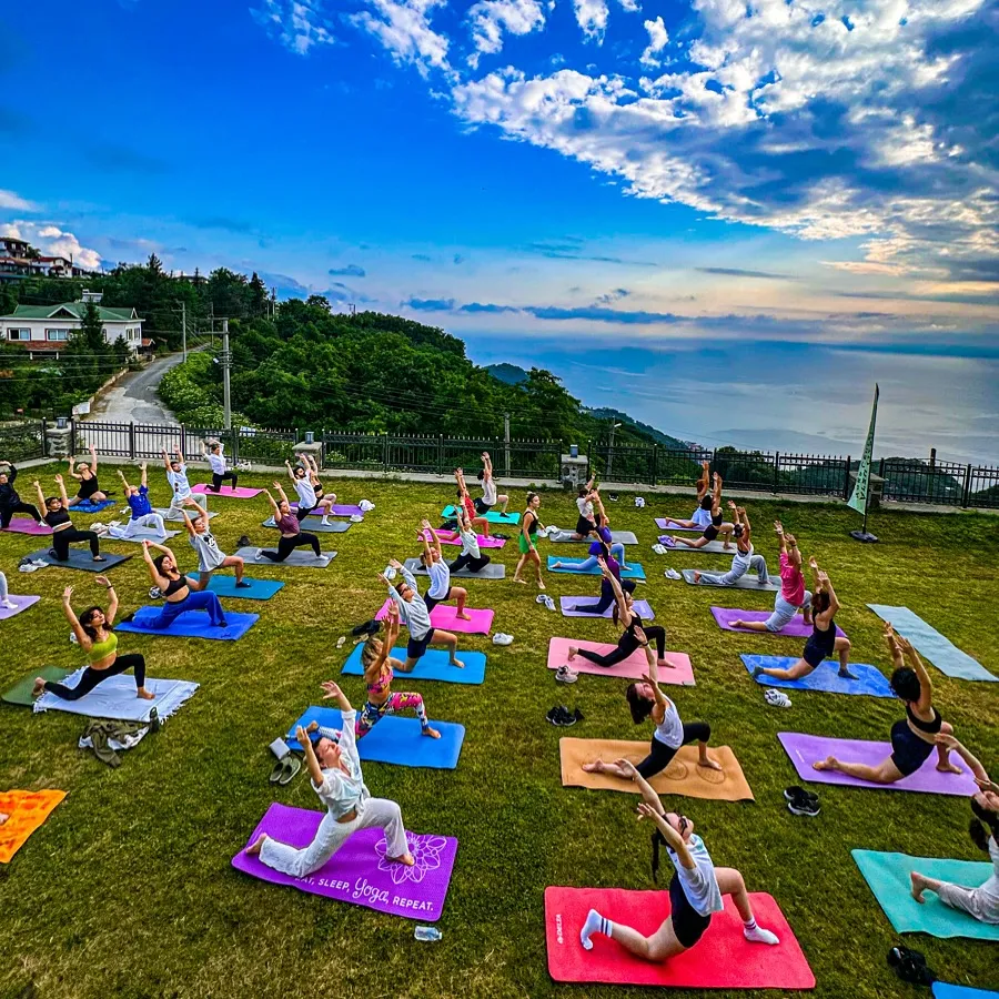 Doğada yoga yaparken, kendimizi sadece görseli